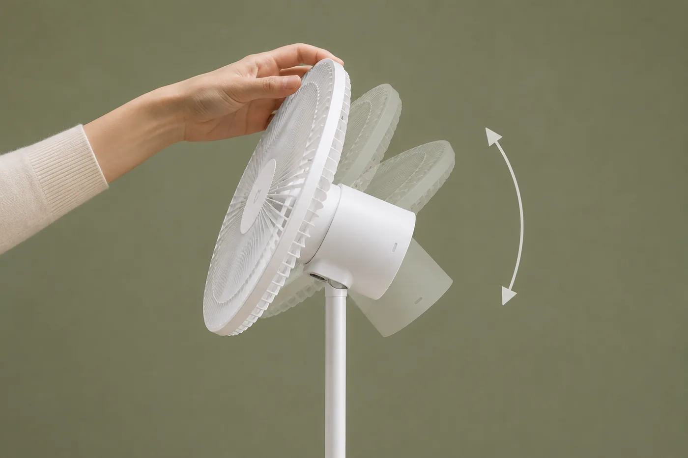 Main inclinant la tête du ventilateur, une flèche indiquant l'amplitude du mouvement