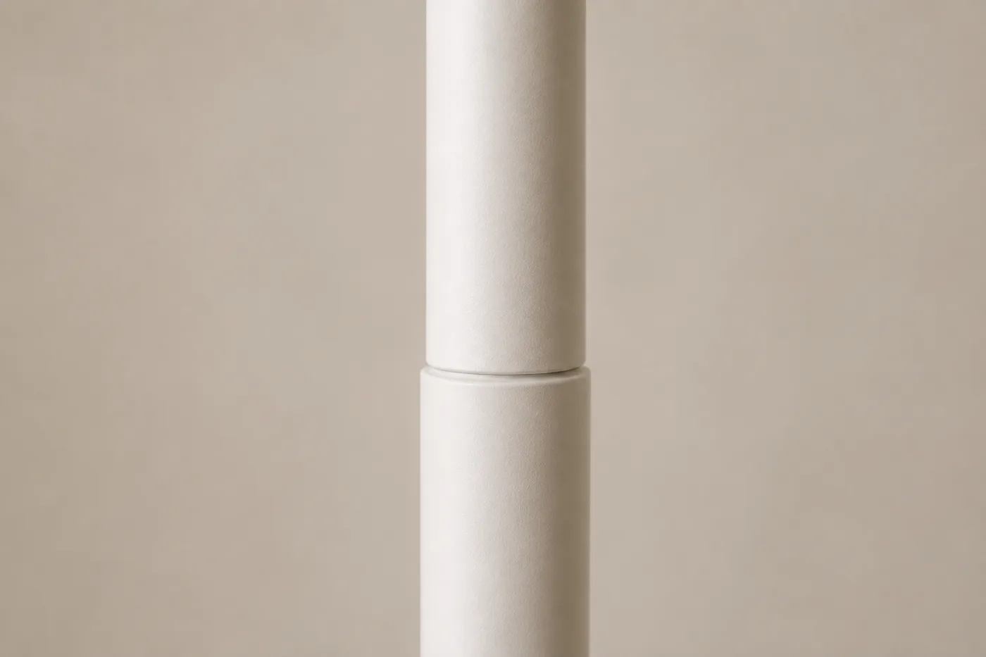 Gros plan sur le mât télescopique du ventilateur, à la jonction de deux sections