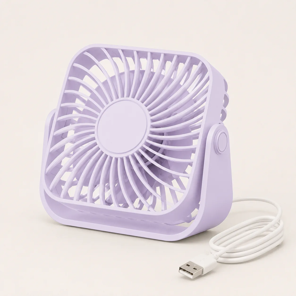 Petit ventilateur de bureau violet avec son câble USB, sur fond clair